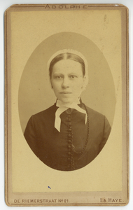 826121 Portret van zr. Nicolette Christien Dermout, tussen 1881 en 1891 besturend zuster van Diakonessenhuis te Utrecht.
